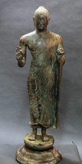 Hình 3: Tôn tượng Śākyamuni, hợp kim đồng, cao 130cm; hiện trưng bày tại Bảo tàng Lịch sử Thành phố Hồ Chí Minh [Ký hiệu: BTLS 4419] (Ảnh: Trần Kỳ Phương)