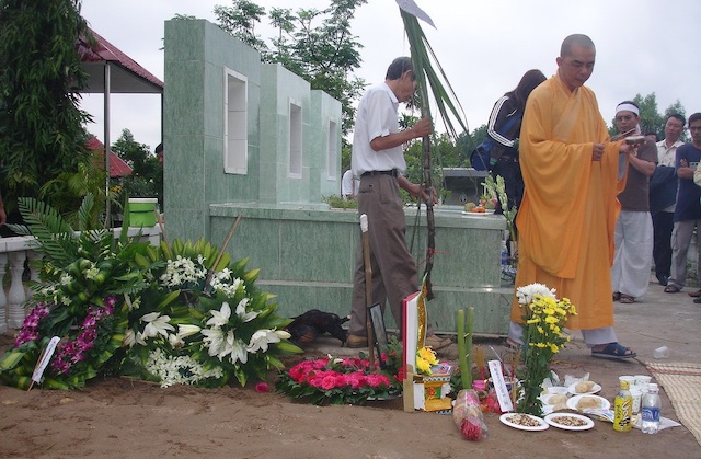 Nghi Thức Cúng Mở Cửa Mã: Mẫu Văn Khấn, Lễ Vật Và Các Lưu Ý Quan Trọng